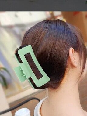 3 FOR $15  💕 Strong Hold Claw Clip Fashionable Hair Accessories